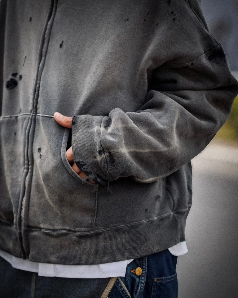 SAINT Mxxxxxx DBL FACE ZIP UP HOODIE/CHARCOAL Double-layer destroyed waffle zipper jacket, washed black S-XL, a style that has been used in the summer. After continuous fine polishing, it has finally been shipped. The finished product is simply a work of art. Super heavy washing to make the weather look old. Multiple water fades. Excessive manual wormhole damage processing. Deconstruction and reorganization embroidery technology. Custom-made zipper with LOGO. The color details of the zipper webbing are also correct. Original grade fruit main label and wash water label. Top purchasing grade. A layer of waffle fabric is added to the inner lining to make the overall texture stronger and increase the comfort and warmth of the wearer.